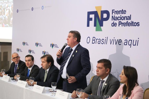 40 parlamentares estiveram na reunião entre deputados e os prefeitos da Frente Nacional de Prefeitos; para o prefeito de Aracaju, Edvaldo Nogueira (PCdoB), a criação da bancada da FNP é histórica: a bancada acompanhará de perto os projetos de interesse das cidades e servirá também para que a gente possa ter uma massa crítica de deputados, que vão, de forma efetiva, atuar como uma bancada suprapartidária em defesa do municipalismo"