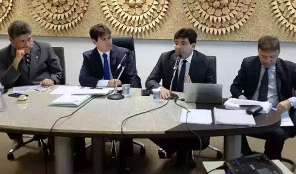 O Governo do Piauí determinou a suspensão de qualquer reajuste salarial ou a contratação de pessoal, mesmo os aprovados em concurso público, segundo anunciou o secretário de Estado da Fazenda, Rafael Fonteles; "Estamos terminantemente proibidos de conceder reajustes ou vantagens salariais e de nomear concursados", disse; decisão foi tomada por conta do limite "prudencial" da Lei de Responsabilidade Fiscal referente aos gastos com pagamento de pessoal do Executivo ter sido ultrapassado, segundo o Piauí Hoje