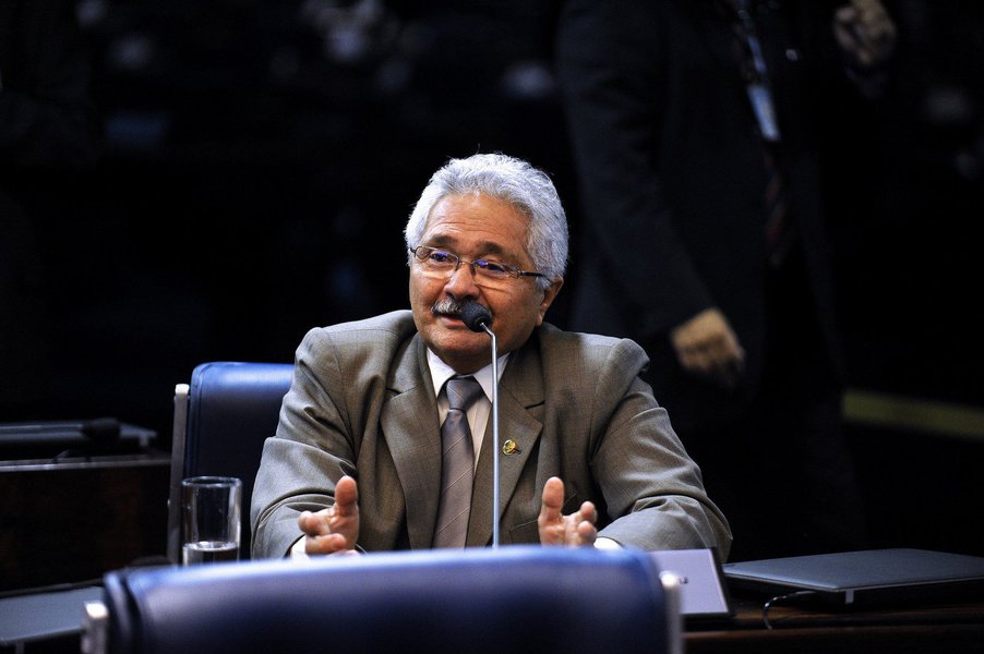 O senador Elmano Férrer (agora MDB-PI) afirmou que o cenário político no Piauí em 2018 está indefinido; "Quero me manifestar apenas em 2018, a partir de março as coisas começam a desanuviar. Atualmente tá muito nublado essa questão relacionada a 2018 no Piauí e no Brasil. Não sabemos ainda como será o desfecho quando das convenções nacionais e estaduais dos partidos", disse Elmano Férrer sobre as eleições no estado