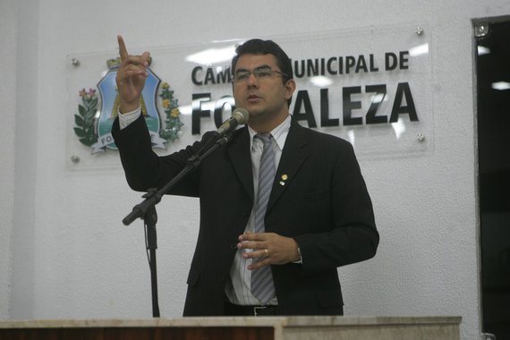 Em pronunciamento na Câmara Municipal nesta quinta (28), o vereador Iraguassú Filho (PDT) apontou o corte orçamentário, por parte do governo Michel Temer (PMDB), de quase R$ 7 bilhões para a Assistência Social. Para o parlamentar, o corte é uma falta de compromisso com as pessoas que estão em situação de extrema vulnerabilidade e um indicativo de que o governo fechará vários serviços. “A gente vê claramente uma desconstrução da política de assistência social e aonde vai parar? Vão acabar com o SUAS? A revolta é muito grande pois assistimos ao retrocesso”, disse