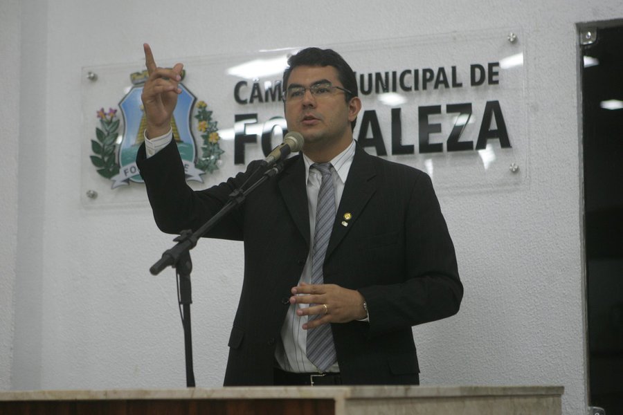 Em pronunciamento na Câmara Municipal nesta quinta (28), o vereador Iraguassú Filho (PDT) apontou o corte orçamentário, por parte do governo Michel Temer (PMDB), de quase R$ 7 bilhões para a Assistência Social. Para o parlamentar, o corte é uma falta de compromisso com as pessoas que estão em situação de extrema vulnerabilidade e um indicativo de que o governo fechará vários serviços. “A gente vê claramente uma desconstrução da política de assistência social e aonde vai parar? Vão acabar com o SUAS? A revolta é muito grande pois assistimos ao retrocesso”, disse