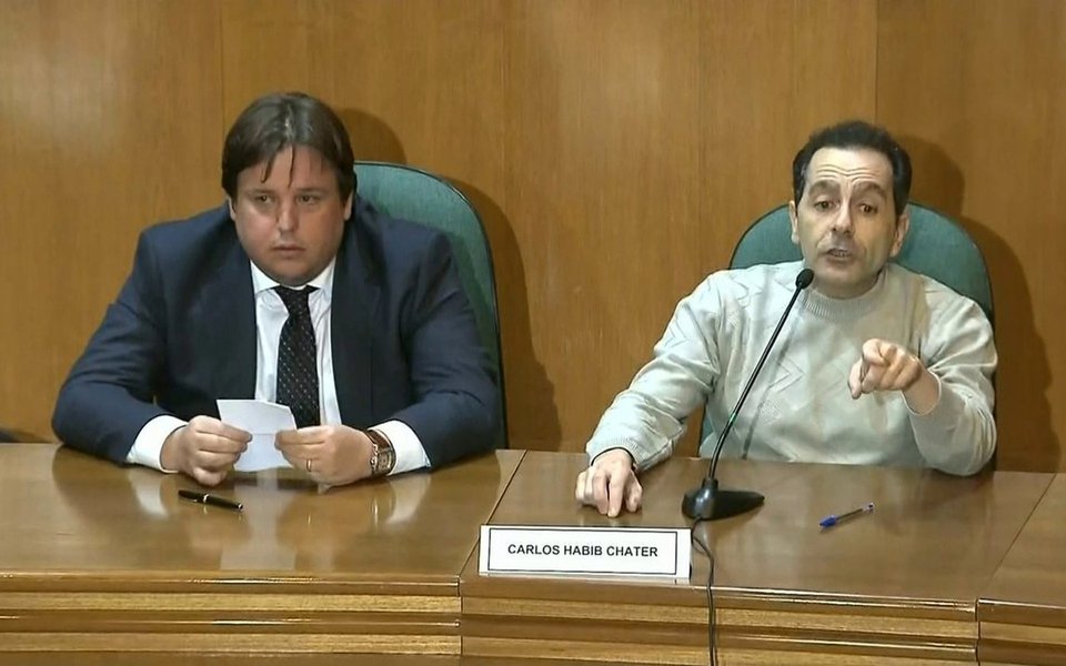 Primeiro preso da operação Lava Jato, o doleiro Carlos Habib Chater diz ter sido "ameaçado" pelo ex-chefe da Polícia Federal, Márcio Anselmo, para delatar; o dono do Posto da Torre, localizado em Brasília, cumpriu um ano e sete meses de prisão em regime fechado e ficou um ano no semiaberto; "Ele disse que me envolveria com o narcotráfico, que eu ficaria mais de 20 anos na cadeia, que me livraria [da prisão] em uma semana caso eu dissesse quem eram os agentes público ou os políticos que recebiam [propina] aqui [no Posto da Torre]", conta