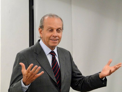 Tesoureiro de campanhas do senador afastado Aécio Neves (MG) e do PSDB em Minas Gerais Oswaldo Borges negou ter atuado para beneficiar empresas durante o governo do tucano em Minas e afirmou que não recebeu propinas; em depoimento à Polícia Federal em Brasília, porém,Borges reconheceu ter se encontrado com executivos das construtoras Odebrecht e Andrade Gutierrez a pedido de Aécio, quando presidia a Codemig, estatal mineira responsável pelas principais obras durante o governo de Aécio (2003-2010); delatores da Odebrecht afirmam terem pago R$ 5,2 milhões em propinas destinadas a campanhas do parlamentar mineiro