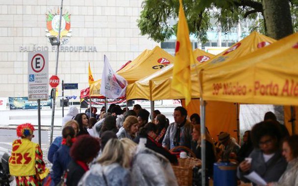 Três projetos considerados polêmicos pelo funcionalismo estadual e que poderiam estar na pauta de votações da Assembleia Legislativa – a PEC 257, a PEC 258 e o PL 148 – não foram incluídos na lista de proposições a serem escrutinadas em plenário nesta semana; a decisão ocorreu durante a reunião de líderes partidários, e foi motivo para comemoração de entidades de classe estaduais; o Cpers, que representa os professores da rede estadual, diz que o governo “recuou e retirou da ordem do dia” os projetos que “atingem a categoria”
