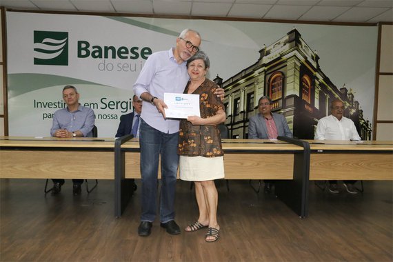 O prefeito Edvaldo Nogueira entregou os certificados para os servidores que participaram do primeiro Ciclo de Treinamento Integrado da Prefeitura de Aracaju; a iniciativa, que teve como foco a capacitação em temas das áreas administrativa e financeira, formou cerca de 240 funcionários públicos municipais; aulas foram ministradas por servidores da própria administração, evitando assim a geração de custos com consultorias; “Não se chega a um lugar sem o conhecimento. No serviço público, geralmente, há negligência com isto. Mas nós estamos mudando este quadro. A Escola de Governo desempenhará um grande papel como centro formador dos nossos trabalhadores”, afirmou o prefeito