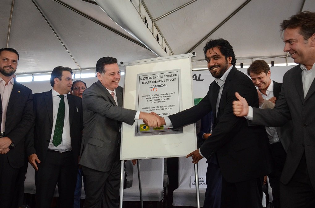 O governador Marconi Perillo e o CEO da Caracal International, Hamad Salem Al Almeri, lançaram na segunda-feira, em Anápolis, a pedra fundamental para a construção da primeira filial no Brasil da Caracal Internacional; a empresa, que fabrica pistolas, metralhadoras e rifles, tem sede Abu Dhabi, nos Emirados Árabes Unidos, e possui filiais na Alemanha, África, e também nos Estados Unidos; Caracal vai investir, ao longo de 10 anos, R$ 500 milhões, e gerar 1.250 empregos, entre postos diretos e indiretos.