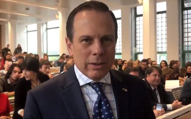 O DEM já não considera mais a possibilidade de uma candidatura presidencial do prefeito João Doria (PSDB) pelos seus quadros. A última pesquisa Datafolha jogou água na animação do DEM e o discurso do partido mudou; segundo a Coluna do Estadão, se Doria continuar derretendo, mesmo que ingresse na sigla, demistas dizem que não vão entrar num "projeto kamicaze" de comprar briga com o PSDB, um aliado histórico, e com Geraldo Alckmin para lançar o prefeito ao Planalto; avaliação é que se João Doria iniciar uma tendência de queda irreversível nas pesquisas "nem ele será candidato se tiver juízo"; DEM agora se volta para outra aventura: uma candidatura do apresentador Luciano Huck