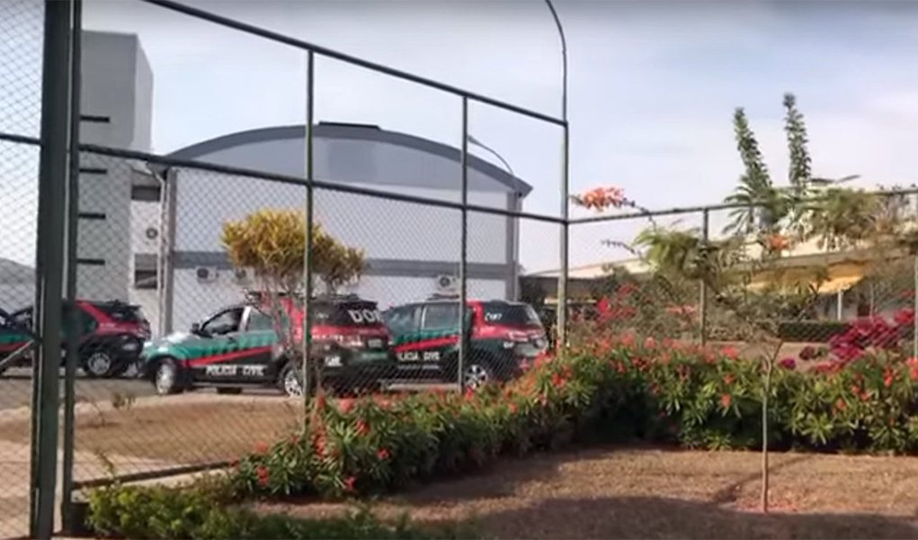 Por meio da Operação Panoptes, deflagrada a Delegacia de Repressão ao Crime Organizado (Deco) identificou mais de 100 pessoas que teriam fraudado concursos públicos do Distrito Federal; o número pode aumentar ao decorrer das investigações; a Deco encontrou indícios de fraude aos certames da Agência de Desenvolvimento de Brasília (Terracap), da Secretaria de Saúde e do Corpo de Bombeiros; a seleção da Câmara Legislativa, prevista para dezembro deste ano, também estava na mira da organização; valores pagos para aprovação em concurso poderia chegar até R$ 200 mil