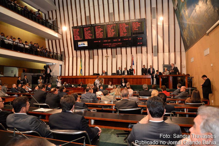O desembargador Jefferson Alves de Assis, do Tribunal de Justiça da Bahia (TJ-BA), arquivou um inquérito da Polícia Federal que apurava suposto esquema criminoso na Assembleia Legislativa da Bahia (ALBA) "por falta de indícios de justa causa"; de acordo com a ação da PF, o crime de ordem tributária era praticado por "parte de deputados estaduais da Bahia e deputados federais, com suposto envolvimento de seus familiares e servidores" da Casa