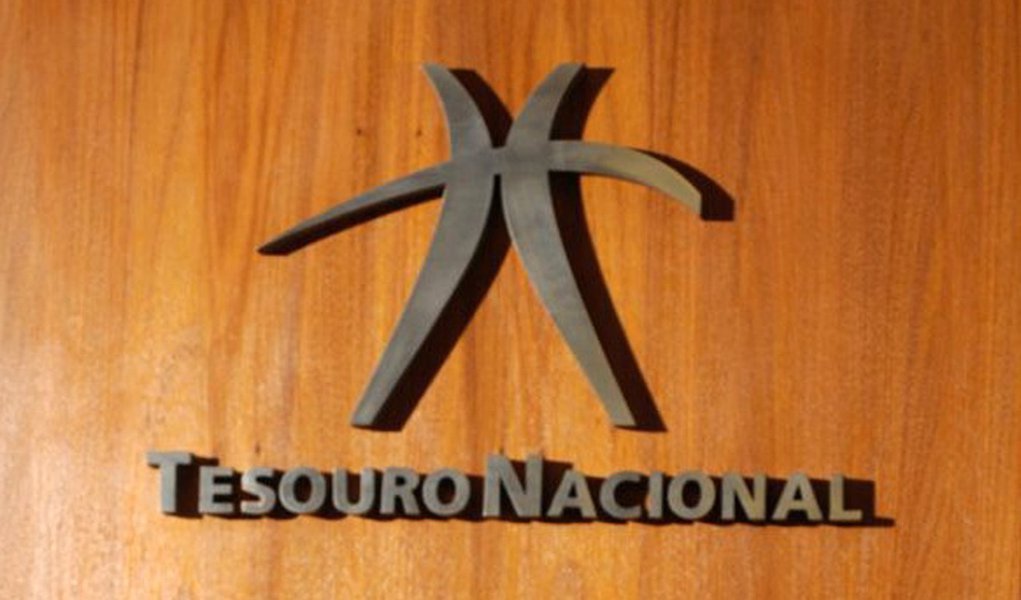 O “Boletim de Finanças dos Entes Subnacionais”, divulgado pelo Tesouro Nacional, Alagoas ficou com a nota B, no segundo “batalhão”, ao lado de onze estados, entre os quais Ceará, Paraná e São Paulo e foi, dentre todos, o que mais avançou no rating do Tesouro Nacional; apenas Espírito Santo e Pará alcançaram a nota máxima, “A”; de acordo com os novos critérios do Tesouro, só quem receber nota A ou B poderá receber crédito da União