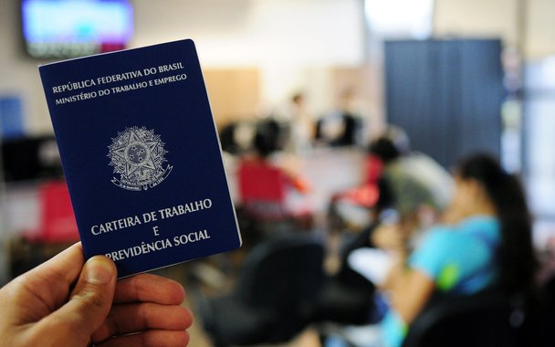 Mercado formal teve resultado positivo em abril, com saldo de 59.856 vagas com carteira assinada sobre o mês de março; segundo o Caged, em 12 meses, a retração é de 2,47%, o que corresponde a menos 969.896 vagas perdidas