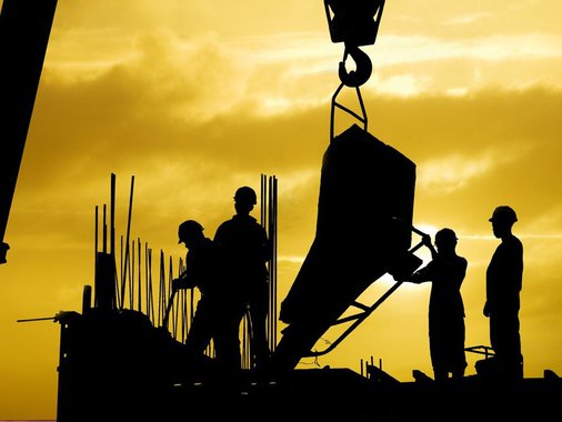 Mais um setor da economia brasileira demonstra grave crise por causa dos três anos de Operação Lava Jato. Balanços das grandes construtoras em 2016 confirmam as perdas; no caso da construtora do grupo Camargo Correa, a receita líquida encolheu 38% em 2016, para R$ 1,867 bilhão; Andrade Gutierrez divulgou uma receita de R$ 2,051 bilhões, 30,8% menor que em 2015; a Engevix Engenharia foi a que sofreu a maior redução percentual no ano passado, de 62%; a Odebrecht não publicou o balanço financeiro no prazo legal