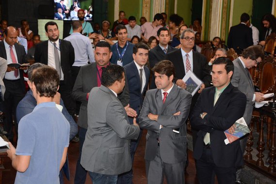 Em sessão tumultuada, os vereadores aprovaram na Câmara Municipal ontem (26) o projeto Revitalizar, de autoria do Executivo (prefeitura de Salvador), por 35 votos a sete; detalhe é que dois dos votos favoráveis foram de parlamentares da oposição: Sidninho e Toinho Carolino, ambos do PTN; o Programa de Incentivo à Restauração e Recuperação de Imóveis do Centro Antigo abrange imóveis, tombados ou não, bem como edificações em terrenos ociosos ou subutilizados localizados na região, aliado ao estímulo à implantação de novas atividades; líder da oposição, o vereador José Trindade (PSL) reafirmou em plenário que o projeto é "inconstitucional" e que precisava ter "vários pontos revistos"