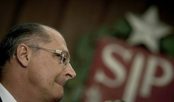 O governo de Geraldo Alckmin (PSDB) mantém desocupado um edifício de  18 andares e 11 mil metros quadrados de área construída a menos de duas quadras da estação Anhangabaú do metrô, e a três da estação República. No local, funcionou a sede do Instituto de Previdência do Estado de São Paulo, Ipesp, até 2009; enquanto não lhe davam uso, diferentes órgãos estaduais assinaram aluguéis milionários e a secretaria responsável pelo imóvel construiu uma nova sede; novo Ipesp paga quase R$ 1 milhão de aluguel anualmente por sua sede na avenida Brigadeiro Luís Antonio
