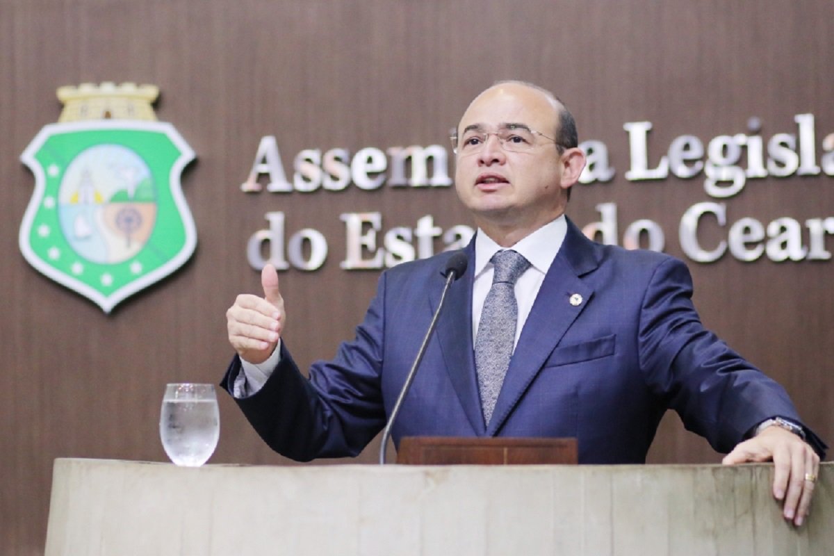 O deputado estadual Sérgio Aguiar (PDT), alertou hoje, em discurso na Assembleia Legislativa, para o risco da maioria dos municípios não ter como pagar o 13º salário dos servidores. Segundo o parlamentar, além da crise econômica a situação se agrava com a portaria do Ministério da Educação, definindo que a complementação Fundeb será reduzida em 50%
