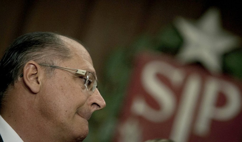 O governo de Geraldo Alckmin (PSDB) mantém desocupado um edifício de  18 andares e 11 mil metros quadrados de área construída a menos de duas quadras da estação Anhangabaú do metrô, e a três da estação República. No local, funcionou a sede do Instituto de Previdência do Estado de São Paulo, Ipesp, até 2009; enquanto não lhe davam uso, diferentes órgãos estaduais assinaram aluguéis milionários e a secretaria responsável pelo imóvel construiu uma nova sede; novo Ipesp paga quase R$ 1 milhão de aluguel anualmente por sua sede na avenida Brigadeiro Luís Antonio