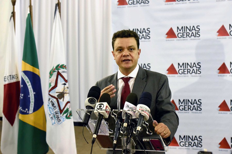 De acordo com anúncio feito pelo secretário de Estado de Governo, Odair Cunha, a gratificação será paga em quatro parcelas iguais nos meses de janeiro, fevereiro, março e abril de 2018, sempre no dia 19; para servidores da segurança pública e saúde, serão duas parcelas, conforme divulgado anteriormente; também foi garantido que os repasses do Imposto sobre Circulação de Mercadorias e Serviços (ICMS) serão feitos aos municípios de Minas até o fim da semana que vem