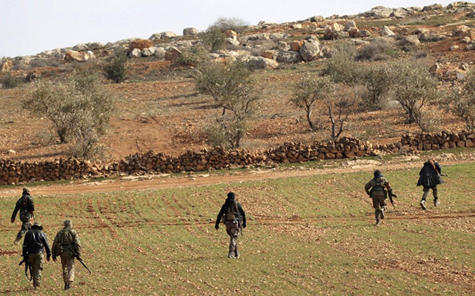 O Exército Livre da Síria (ELS) disse que a oposição espera novos ataques aéreos dos EUA contra o país; o ELS não sabia de antemão da preparação do ataque contra a base síria em Shayrat, na província de Homs, mas esperava tal passo, disse à Sputnik o chefe do estado-maior da organização, Ahmed Berri