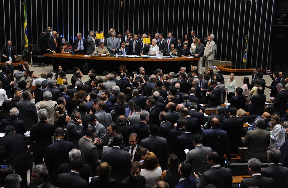 Após pressão do governo Temer, 23 deputados mudaram seu posicionamento (incluindo abstenções) e votaram a favor da urgência da tramitação da proposta de reforma trabalhista no Congresso na noite desta quarta-feira 19; o mesmo requerimento havia sido rejeitado um dia antes; saiba quem são os parlamentares "vira-casaca", que mudaram o voto em apenas 24 horas