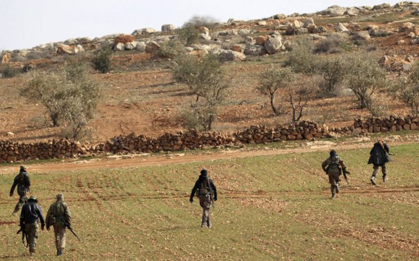 O Exército Livre da Síria (ELS) disse que a oposição espera novos ataques aéreos dos EUA contra o país; o ELS não sabia de antemão da preparação do ataque contra a base síria em Shayrat, na província de Homs, mas esperava tal passo, disse à Sputnik o chefe do estado-maior da organização, Ahmed Berri