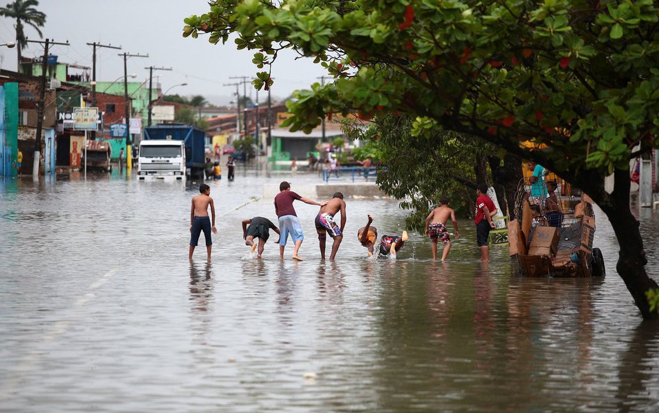 Famílias que perderam os imóveis na inundação, em Maceió, estão sendo atendidas pelo município e já receberam parte do auxílio- moradia; mais de 700 famílias foram atingidas pela chuva dos últimos dias na capital; elas foram transferidas para abrigos provisórios em escolas e igrejas