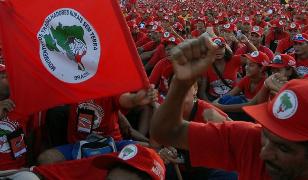 MST de Minas Gerais denunciou um assassinato de um militante do movimento, no Assentamento Liberdade, município de Periquito; Silvino Nunes Gouveia, de 51 anos, foi brutalmente morto com dez tiros; de acordo com o MST, no Vale do Rio Doce os conflitos pela terra têm se intensificado por falta de medidas que agilizem o assentamento das famílias acampadas; "Nessa região são mais de 1.200 famílias em cinco acampamentos", diz a nota; depois de relatar uma série de conflitos, o movimento fez um alerta: "o clima em Minas Gerais é de muita tensão"