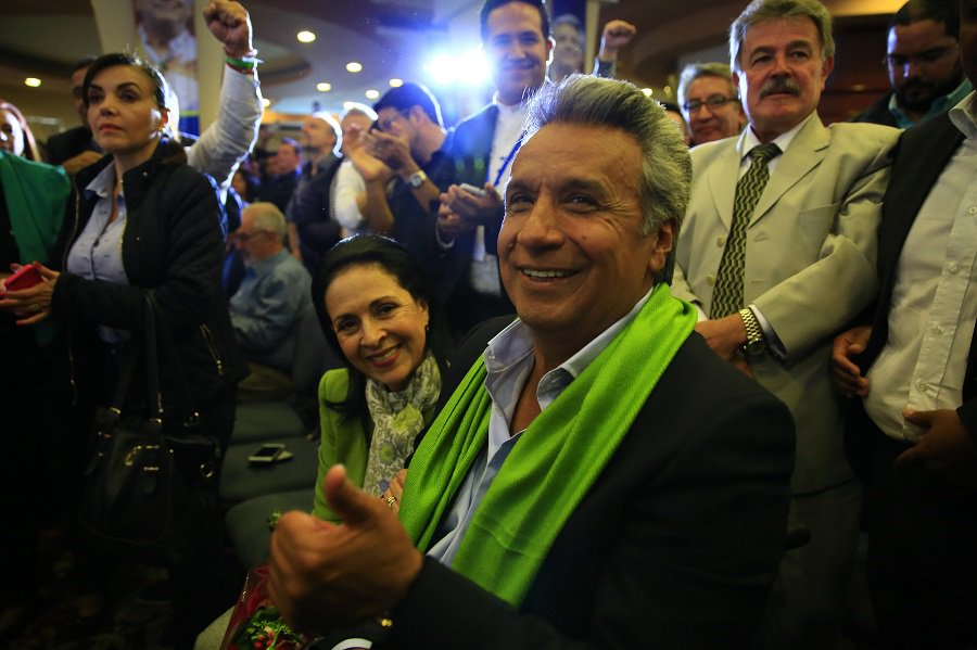 Lenin Moreno, após sofrer um assalto, foi ferido à bala pelas costas, o que lhe custou o movimento das pernas para sempre. Fez da sua dor motivação para viver e dar ânimo a tantos outros que sofrem as mesmas dores. A vitória de Lenín Moreno é o sol que ainda brilha na linha do Equador. Quando tomar posse, o novo presidente equatoriano terá um desafio talvez maior que o de conviver com a paraplegia - mostrar que o socialismo encarnado hoje, no Equador, por Rafael Correa, ainda é a melhor alternativa para a redução da desigualdade social e uma melhor qualidade de vida do povo latino americano 