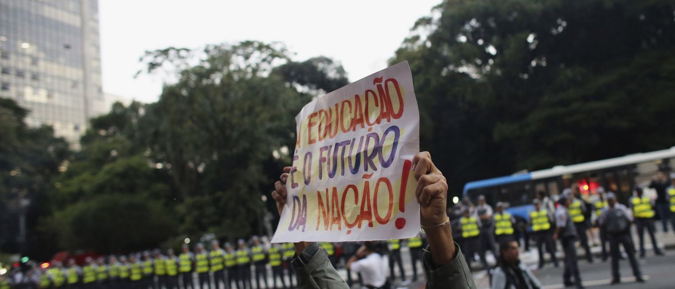 Nesses tempos sombrios uma de nossas tarefas é a defesa de uma sociedade aberta a múltiplas e diferentes visões de mundo; manter a escola como espaço estratégico para a emancipação política, convivência com a diversidade, entendimento global e a construção de uma cultura de paz e respeito