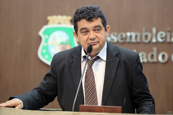 "Ninguém mais vai ser contratado por sua empresa, mas por uma terceira empresa. Isso faz com que os trabalhadores transfiram seus rendimentos para um empresário, dono da empresa terceirizada", disse o deputado Carlos Felipe (PCdoB), sobre a reforma trabalhista proposta pelo governo Michel Temer (PMDB). Em pronunciamento na Assembleia Legislativa nesta terça (28), o parlamentar sugeriu que o Governo adote medidas que não prejudiquem os mais pobres, como a taxação de grandes fortunas e a diminuição dos juros bancários