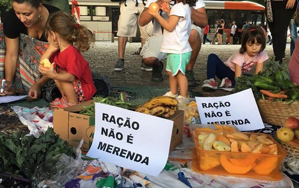 Mães com filhos matriculados no ensino público da rede municipal paulistana estão mobilizadas contra a distribuição da “ração humana” do prefeito João Doria (PSDB) na merenda escolar; nesta quinta-feira (19), elas organizaram o “Primeiro Ato Contra Ração Humana na Merenda de Nossos Filhos”; com mais de 7 mil interessados inscritos no Facebook, a manifestação começou às 18h no vão livre do Masp, na Avenida Paulista, região central da capital; para os pais, a ração alimentar proposta por Doria é uma "aberração" 