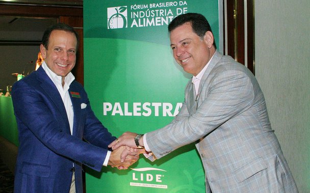 O prefeito de São Paulo, João Doria, afirmou que apoia governador de Goiás, Marconi Perillo, para presidir o PSDB; "Apoio total a Marconi Perillo para presidir o PSDB. Sem ferimentos a ninguém", disse Doria; o presidente interino da legenda, senador Tasso Jereissati (CE), é pressionado pelo grupo do senador Aécio Neves (MG), presidente licenciado, a deixar o comando da sigla
