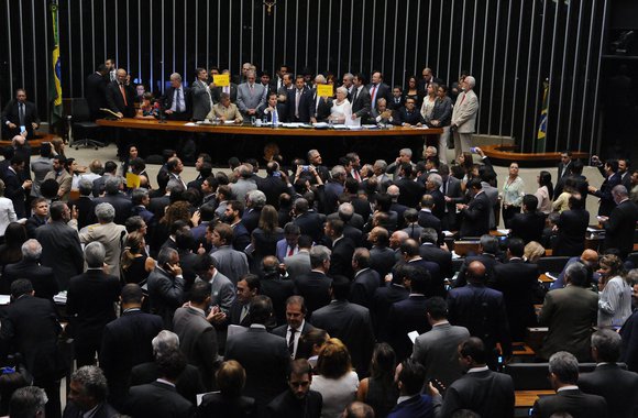 Após pressão do governo Temer, 23 deputados mudaram seu posicionamento (incluindo abstenções) e votaram a favor da urgência da tramitação da proposta de reforma trabalhista no Congresso na noite desta quarta-feira 19; o mesmo requerimento havia sido rejeitado um dia antes; saiba quem são os parlamentares "vira-casaca", que mudaram o voto em apenas 24 horas