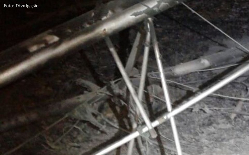 Um ultraleve caiu na zona rural de Palmas a cerca de 100 metros de uma pista particular em um sítio próximo à TO-010; quem morreu foi o advogado José Simone Nastari, de 63 anos, ficou preso às ferragens e foi carbonizado pelas chamas, que consumiram o ultraleve; de acordo com a OAB, Nastari tinha inscrição originária na Ordem de São Paulo e inscrição suplementar no Tocantins, e advogava desde 2000; instituição lamentou o acidente