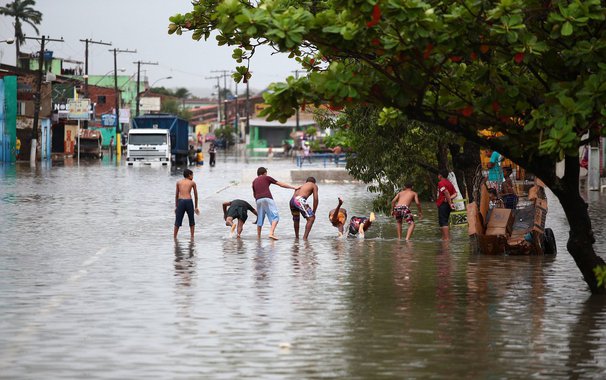 Famílias que perderam os imóveis na inundação, em Maceió, estão sendo atendidas pelo município e já receberam parte do auxílio- moradia; mais de 700 famílias foram atingidas pela chuva dos últimos dias na capital; elas foram transferidas para abrigos provisórios em escolas e igrejas