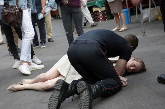 A ex-ministra francesa da Ecologia e candidata a deputada, Nathalie Kosciusko-Morizet, perdeu a consciência durante vários minutos depois de ser agredida por um homem quando fazia campanha nas ruas, em Paris; ela distribuía panfletos no 5º distrito da capital francesa quando um homem de cerca de 50 anos se aproximou, arrancou os panfletos e os jogou no rosto da ex-ministra; a candidata caiu e perdeu a consciência; ela foi atendida por paramédicos e levada para o hospital; o homem que a agrediu conseguiu fugir