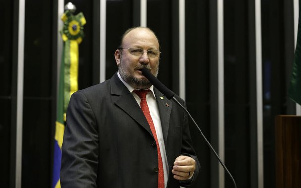 O deputado federal João Daniel (PT-SE) repudiou a criminalização que vem sendo feita da política e do ex-presidente Lula, que, mais uma vez, prestou depoimento ao juiz Sergio Moro; de acordo com o congressista, o ex-presidente está sendo perseguido; “O presidente Lula precisa ser respeitado. Não há prova nenhuma em lugar nenhum contra ele, a não ser perseguição, não contra o presidente Lula, mas contra a classe trabalhadora, contra os pobres, contra a esquerda. É preciso respeitar o maior líder popular que se construiu na história do Brasil”