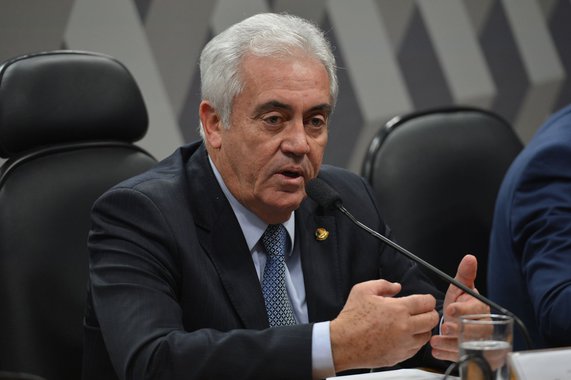 Sem citar nomes, o senador Otto Alencar (PSD-BA) alfinetou o prefeito de Salvador, ACM Neto (DEM), ao falar que quem "faz mal para a Bahia não tem seus cabelos brancos", mas "cabelos pretos e ideias curtas"; "Quem faz mal a Bahia não tem meus cabelos brancos. Tem cabelos pretos e ideias curtas. Esses nós derrotamos agora e vamos derrotar em 2018", disse o parlamentar, durante a cerimônia de assinatura do contrato para a duplicação da BR- 415, que liga os municípios de Ilhéus e Itabuna
