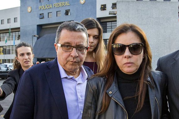 Após mais de cinco horas de depoimento, o publicitário João Santana e a empresária Mônica Moura saíram do Tribunal Regional Eleitoral da Bahia (TRE-BA) sem falar com a imprensa; o casal é testemunha em ação que pede a cassação da chapa Dilma-Temer, que venceu as eleições de 2014; o depoimento foi transmitido por videoconferência a membros do Tribunal Superior Eleitoral, mesmo com a presença do ministro Herman Benjamin, relator do processo que veio a Salvador somente para a oitiva das testemunhas; Mônica foi a primeira a falar e depôs durante quase três horas; a oitiva de João Santana durou aproximadamente duas horas
