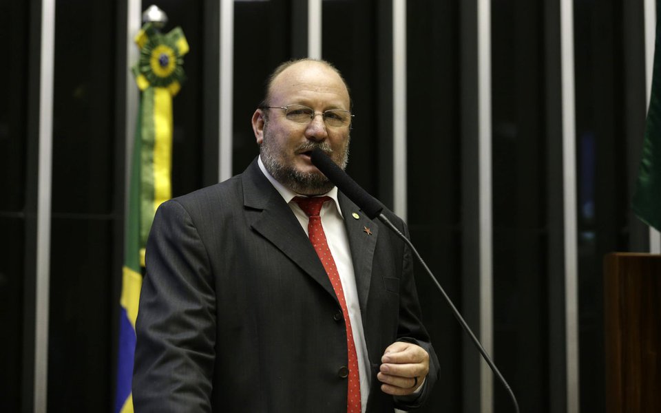 O deputado federal João Daniel (PT-SE) repudiou a criminalização que vem sendo feita da política e do ex-presidente Lula, que, mais uma vez, prestou depoimento ao juiz Sergio Moro; de acordo com o congressista, o ex-presidente está sendo perseguido; “O presidente Lula precisa ser respeitado. Não há prova nenhuma em lugar nenhum contra ele, a não ser perseguição, não contra o presidente Lula, mas contra a classe trabalhadora, contra os pobres, contra a esquerda. É preciso respeitar o maior líder popular que se construiu na história do Brasil”
