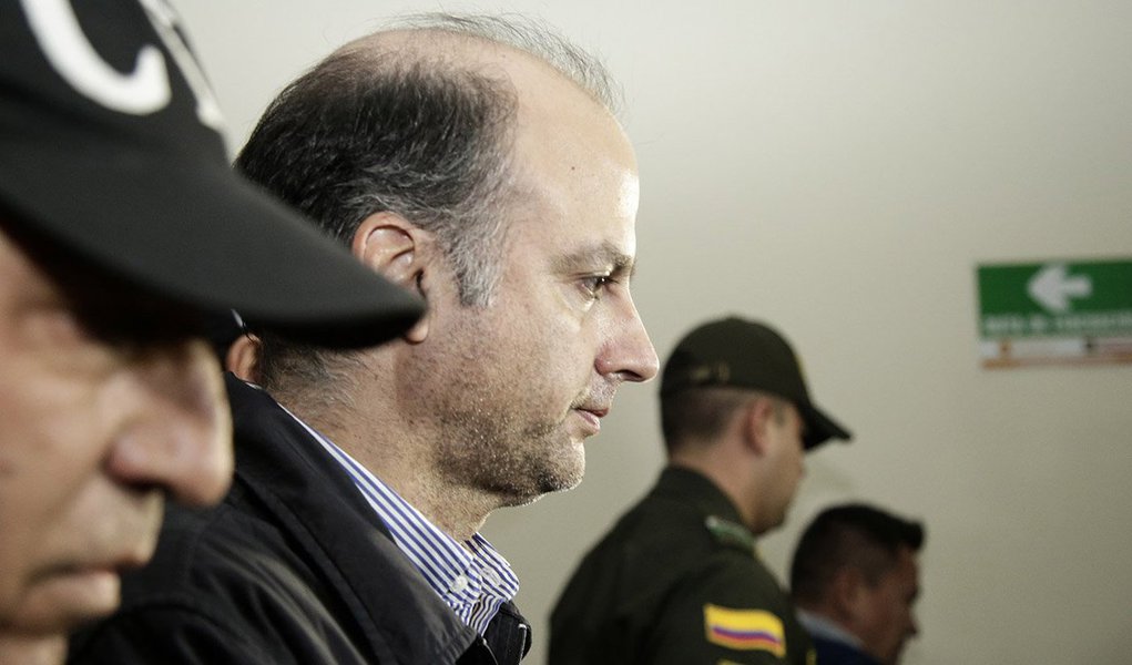 Ex-vice-ministro de Transportes da Colômbia Gabriel García Morales foi condenado a seis anos de prisão por ter recebido US$ 6,5 milhões da Odebrecht em troca de favorecer a construtora no contrato de uma obra pública no país; segundo a Promotoria, García Morales, o primeiro preso por causa do escândalo da Odebrecht na Colômbia, aceitou os pagamentos por "interesse indevido na realização de contratos e suborno impróprio"; García Morales foi preso em 12 de janeiro deste ano; ele foi vice-ministro de Transporte durante o governo do ex-presidente Álvaro Uribe, entre 2002 e 2010