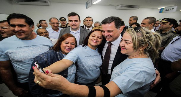 Por determinação do governador Marconi Perillo, o secretário de Governo, Tayrone Di Martino, e o superintendente da Juventude, Leonardo Felipe, anunciaram na manhã desta quarta-feira, 4, a publicação do edital do Programa Goiás Sem Fronteiras (PGSF) já no primeiro minuto da quinta-feira; o projeto, de caráter social, visa proporcionar educação, capacitação científica, tecnológica, profissional e de inovação, por meio da concessão de bolsas de estudo, imersão, vivência e intercâmbio internacional para os estudantes de Goiás