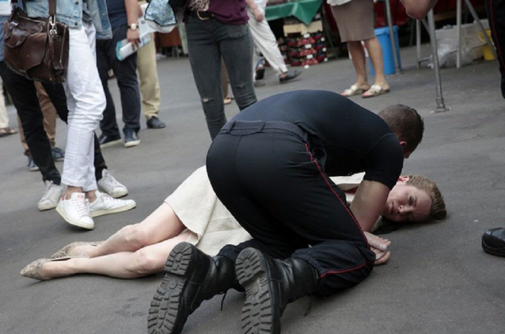 A ex-ministra francesa da Ecologia e candidata a deputada, Nathalie Kosciusko-Morizet, perdeu a consciência durante vários minutos depois de ser agredida por um homem quando fazia campanha nas ruas, em Paris; ela distribuía panfletos no 5º distrito da capital francesa quando um homem de cerca de 50 anos se aproximou, arrancou os panfletos e os jogou no rosto da ex-ministra; a candidata caiu e perdeu a consciência; ela foi atendida por paramédicos e levada para o hospital; o homem que a agrediu conseguiu fugir