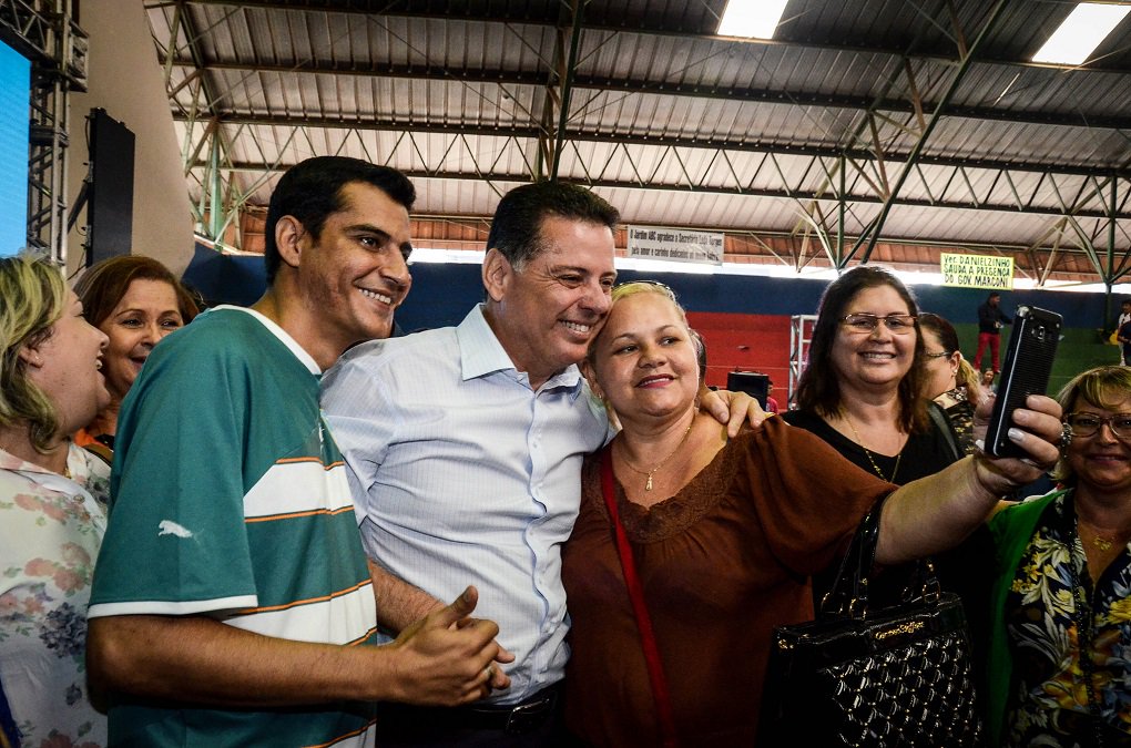 Prefeitos e deputados peemedebistas estão manifestando publicamente a preocupação com a falta de agenda do partido para as eleições de 2018; paralisia do PMDB, sob o comando do deputado federal Daniel Vilela, coincide com a ascensão do programa de investimentos Goiás na Frente, tocado pela governador Marconi Perillo; prefeito Ernesto Roller (Formosa) e o ex-prefeito Maguito Vilela, ambos do PMDB, reconheceram que o governador Marconi mantém agenda positiva e republicana com as ações do programa de benefícios; diante da agilidade da base marconista, a pressão em cima de Daniel Vilela só aumenta