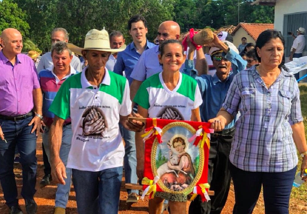 Pré-candidato a governador, Daniel Vilela (MDB) acelera agenda de visitas ao interior goiano e ganha a companhia do presidente do PRTB, Denes Pereira, que apoiava Ronaldo Caiado e agora está em conversação com o emedebista; neste final de semana, Daniel participou ao lado de lideranças políticas de eventos em Anápolis, Itumbiara, Buriti Alegre, Damolândia e Bom Jardim; na tradicional Festa de São João Batista, em Bom Jardim, celebrada há 97 anos, Daniel ajudou a carregar o mastro da bandeira no percurso da Fazenda São José até a Praça Antônio Silvério