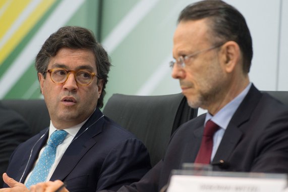 
A Nova Rota da Seda que foi lançada pelo governo da China com o objetivo de desenvolver uma maior integração entre a Ásia, Europa e África deveria "inspirar" também a América Latina para acelerar seus próprios processos de integração, disse o presidente do BID, Luis Alberto Moreno (à esq. na foto); "A [nova] Rota da Seda é uma iniciativa impressionante para integrar os países asiáticos e outras regiões do mundo, deveria inspirar-nos também para acelerar nossos próprios processos de integração e converter-nos em uma plataforma regional. É uma meta que podemos alcançar", afirmou
