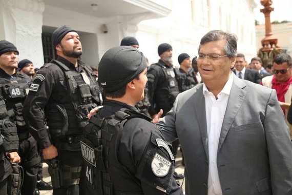 O governador Flávio Dino entregou mais 22 novas viaturas, totalmente equipadas, e aparelhos de segurança à Secretaria de Estado da Administração Penitenciária (Seap); com essa nova frota, chega a 115 o total de veículos adquiridos, pela nova gestão, para dinamizar os trabalhos de logística no âmbito prisional; entre os automóveis, estão duas caminhonetes Ford Ranger para o Grupo Especial de Operações Penitenciárias (Geop), uma do mesmo modelo para o Núcleo de Escolta e Custódia (NEC); e 19 furgões para demais atividades de translado da pasta