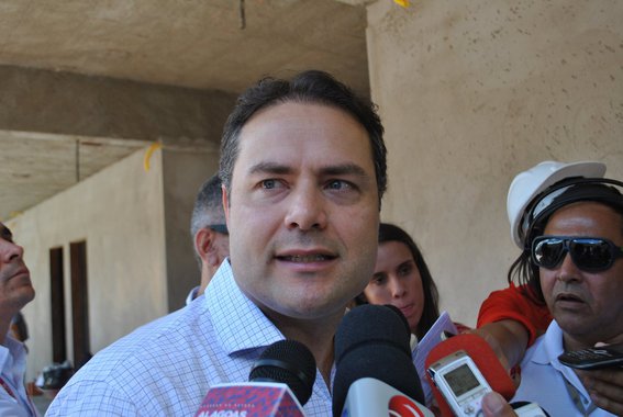 Através das redes sociais, o governador Renan Filho (PMDB) anunciou o aumento de 6,29% em duas parcelas para os servidores públicos do estado, sendo a primeiro a partir do mês do julho e, a última, em dezembro; impacto na folha salarial será de R$ 270 milhões por ano, sendo R$ 90 milhões só nos primeiros seis meses; "O momento que o Brasil vive é complicado. Muitos estados sequer pagaram o 13º dos servidores. O reajuste é concedido com pés no chão, dentro da realidade que o Estado vive, sem esquecer do quadro nacional”, disse Renan