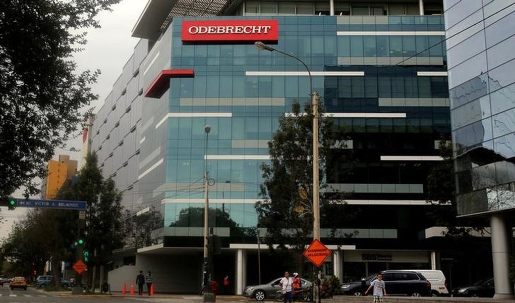 Poder Judiciário do Peru condenou a 18 meses de prisão preventiva, quatro ex-executivos de empresas que atuaram como sócias da construtora brasileira Odebrecht na execução de obras na Rodovia Interoceânica Sul, que liga o Acre, no Brasil, ao Oceano Pacífico, no litoral do Peru; além de indícios de irregularidades nas obras da Rodovia Interoceânica Sul, a Justiça peruana investiga suspeita de fraudes em outras obras civis que contaram com a participação da Odebrecht