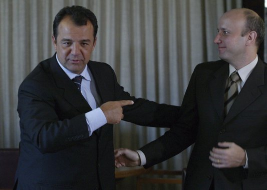 Em depoimento ao juiz Marcelo Bretas nesta quarta-feira (8), o ex-secretário estadual de Saúde Sérgio Côrtes afirmou que fez doações ilegais para as campanhas de Luiz Fernando Pezão ao governo do estado em 2014 e de Pedro Paulo à prefeitura do Rio em 2016; Côrtes afirmou que foram repassados R$ 300 mil a Pezão via caixa dois, e R$ 150 mil para Pedro Paulo; de acordo com o ex-secretário, os pedidos de doação foram feitos pelo ex-governador Sérgio Cabral, em 2014, e pelo ex-prefeito Eduardo Paes, no ano passado