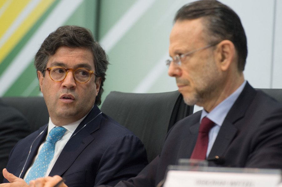 
A Nova Rota da Seda que foi lançada pelo governo da China com o objetivo de desenvolver uma maior integração entre a Ásia, Europa e África deveria "inspirar" também a América Latina para acelerar seus próprios processos de integração, disse o presidente do BID, Luis Alberto Moreno (à esq. na foto); "A [nova] Rota da Seda é uma iniciativa impressionante para integrar os países asiáticos e outras regiões do mundo, deveria inspirar-nos também para acelerar nossos próprios processos de integração e converter-nos em uma plataforma regional. É uma meta que podemos alcançar", afirmou
